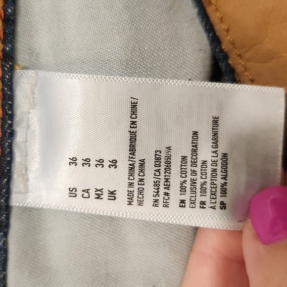 Dark wash, lightly distressed American Eagle jean shorts size 36! - Picture 3 of 10